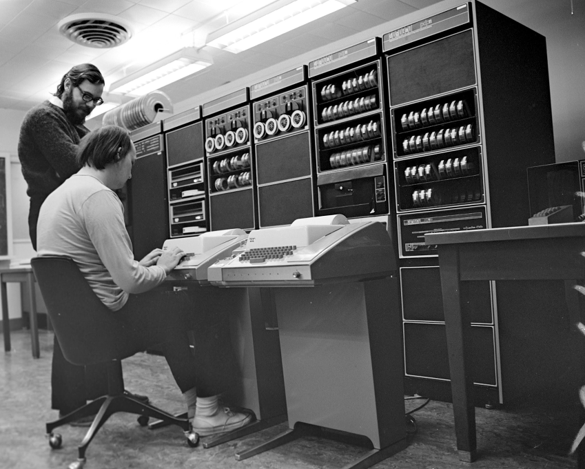Ken Thompson e Dennis Ritchie planejando dominar o mundo com o seu PDP-11